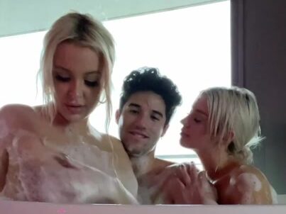 Tana Mongeau – Threesome in the bath/Video HOT!