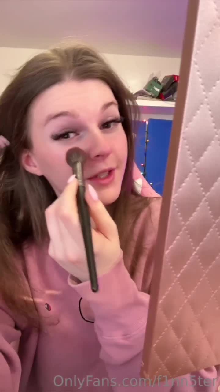 F1nn5ter Show off BOOTY on stream – New Video