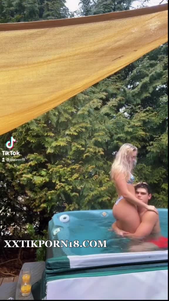 Coco koma Make love with boyfriend in the pool /HOT!!