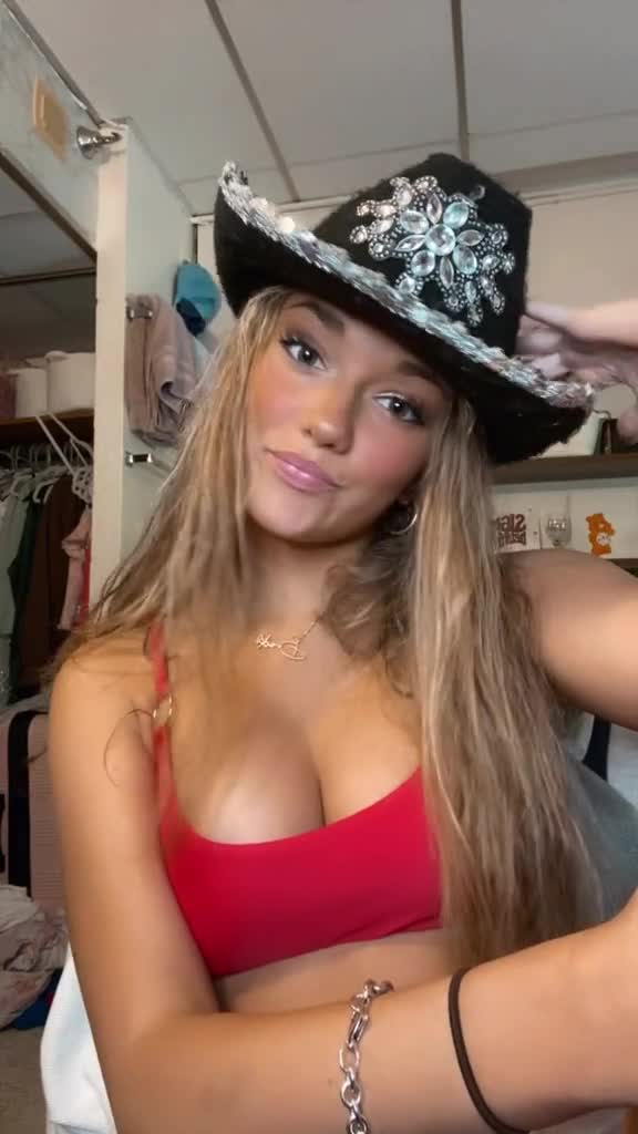 Breckie Hill onlyfans leak video show off big boobs