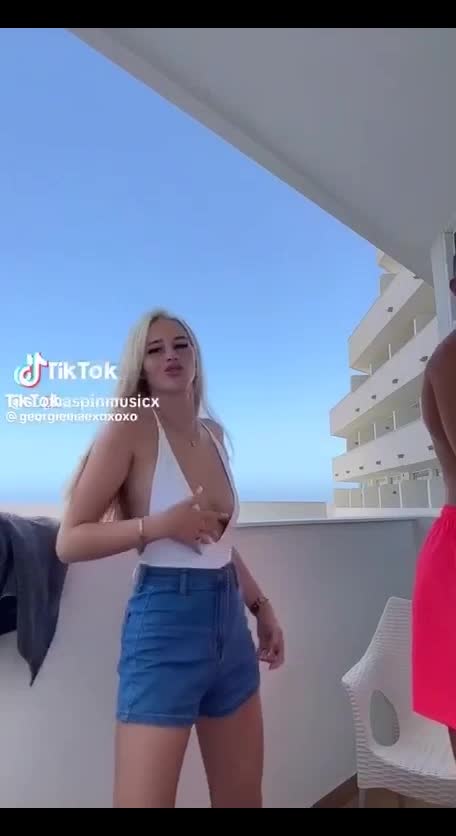 Sophie Aspin onlyfans leak – nipslip show off Big Boobs With Bf