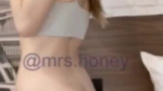 Mrs Honey Onlyfans leaked – No panties plays with dildo