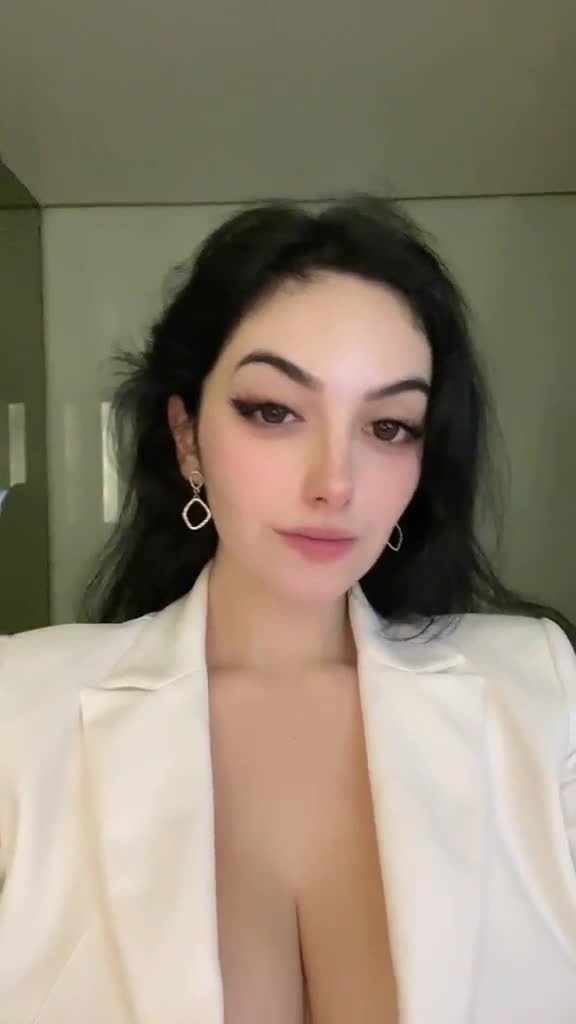 ShiftyMine onlyfans leaked – Braless show off big boobs