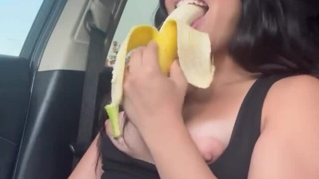 Wilddivy onlyfans leak – Banana sucking too lewd