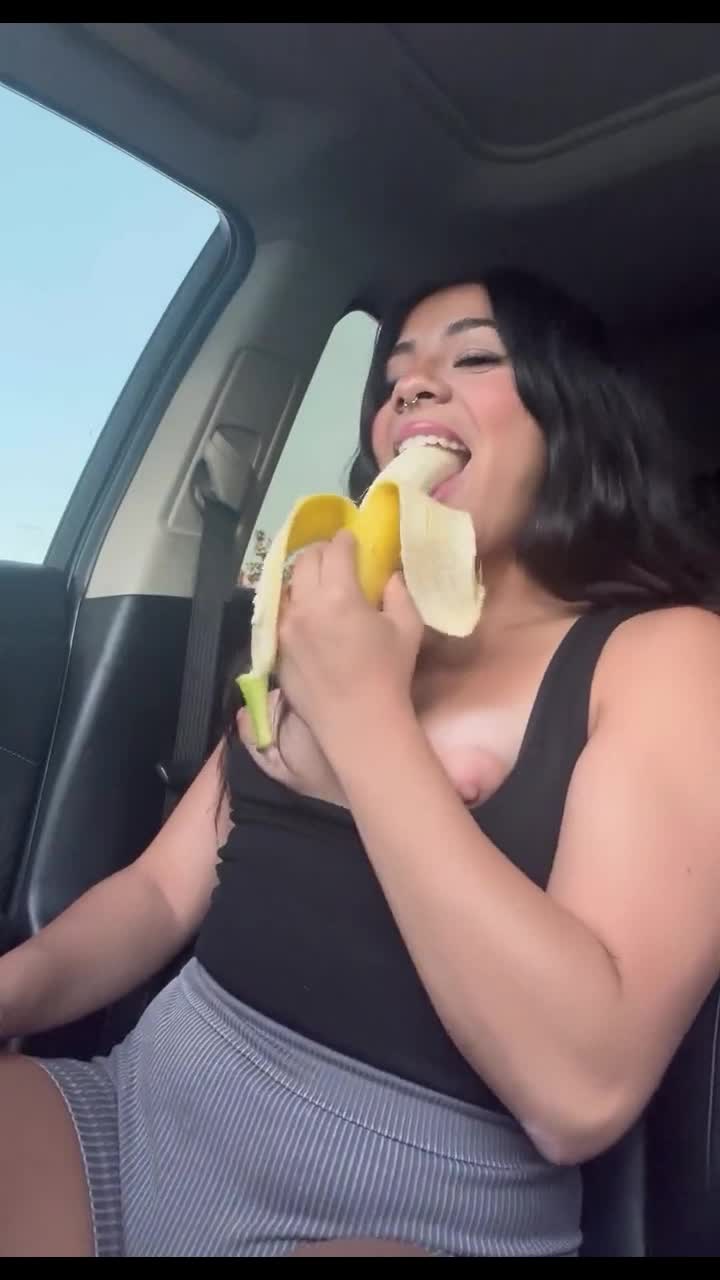 Wilddivy onlyfans leak – Banana sucking too lewd