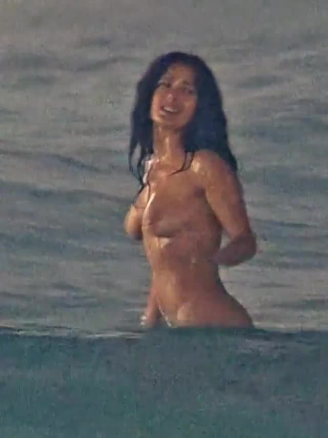 Salma hayek sextape – Naked show off gorgeous tits on beach