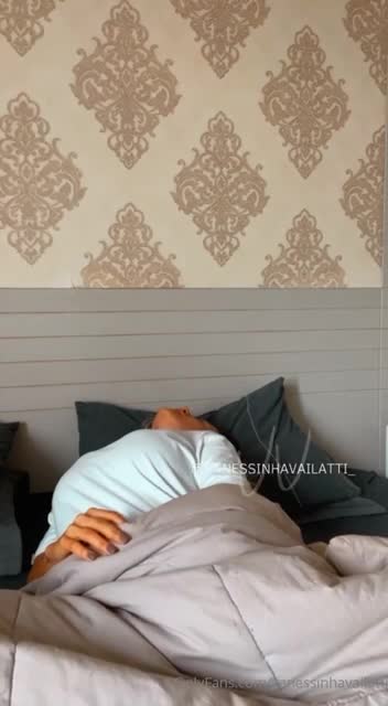 Vanessinha Vailatti onlyfans leak – Pussy fingering so lewd on bed