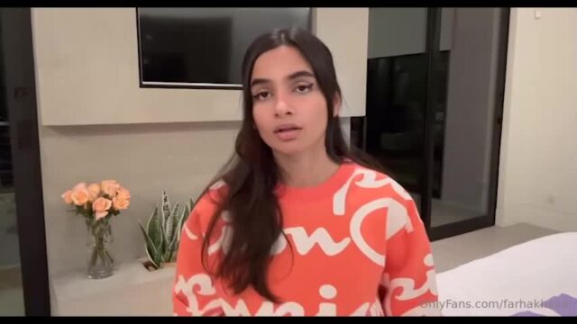 farha khalidi onlyfans leaked – Teasing show off gorgeous boobs 1