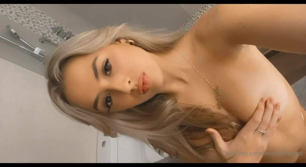 michelle scott onlyfans – Nude show off gorgeous boobs in selfie