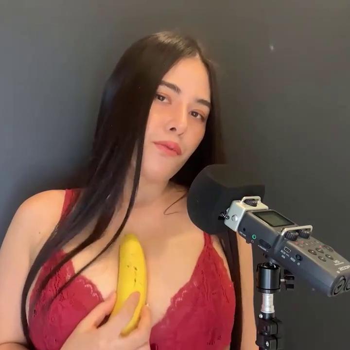 ASMR Wan Sucking a Banana Video Leaked